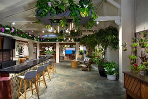 6 restaurants, breakfast, lunch, dinner served; seafood 
