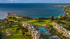 Un campo de golf con piscina y edificios de un complejo turístico.