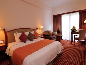 Minibar, in-room safe, desk, iron/ironing board