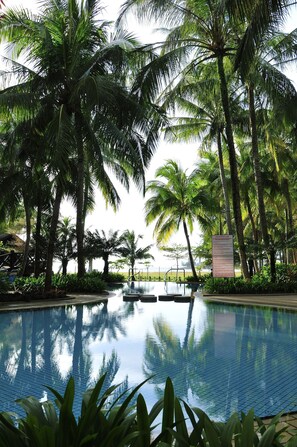 Una piscina al aire libre, sombrillas