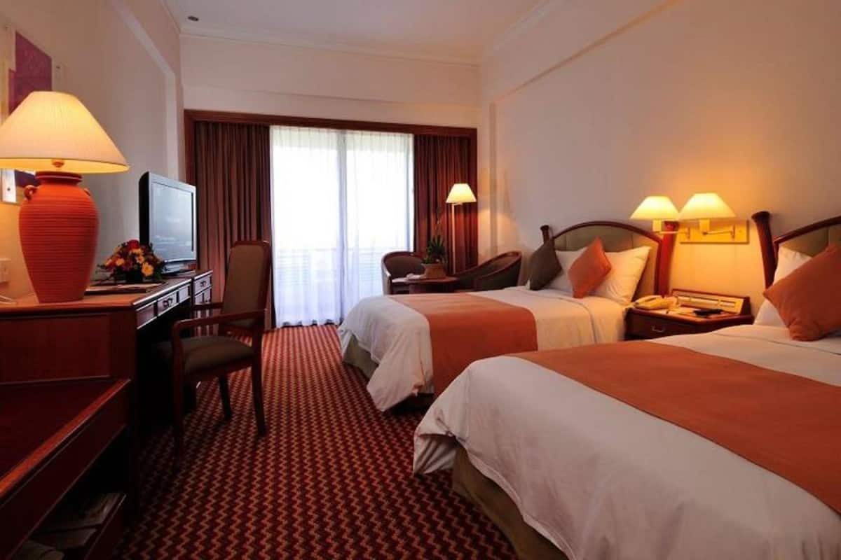 Minibar, in-room safe, desk, iron/ironing board