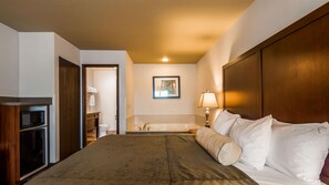 Suite, 1 très grand lit, non-fumeur, réfrigérateur et four à micro-ondes | Bureau, espace de travail pour ordinateurs portables