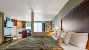 Suite, 1 très grand lit et 1 canapé-lit, non-fumeurs (with Sofabed) | Cuisine privée | Réfrigérateur, micro-ondes, cafetière/bouilloire
