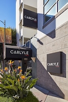 Un bâtiment sur lequel on peut lire l’inscription « Carlyle Inn » et où le numéro « 119 » est affiché sur le mur.