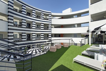 Courtyard view at Carlyle Inn