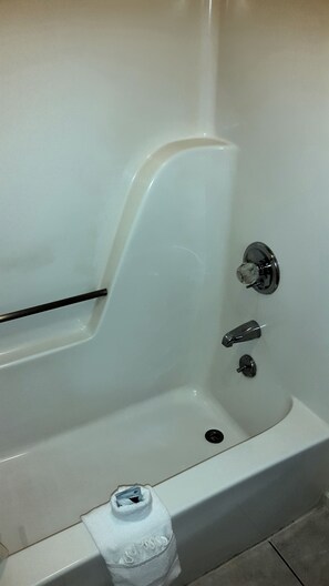 Combined shower/bathtub, hair dryer, towels - Mountain Valley Inn Dillard (Dillard)