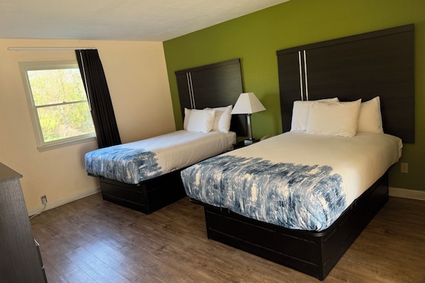 Rom – standard, 2 dobbeltsenger, ikke-røyk | Skrivebord, skrivebord for bærbar PC og blendingsgardiner