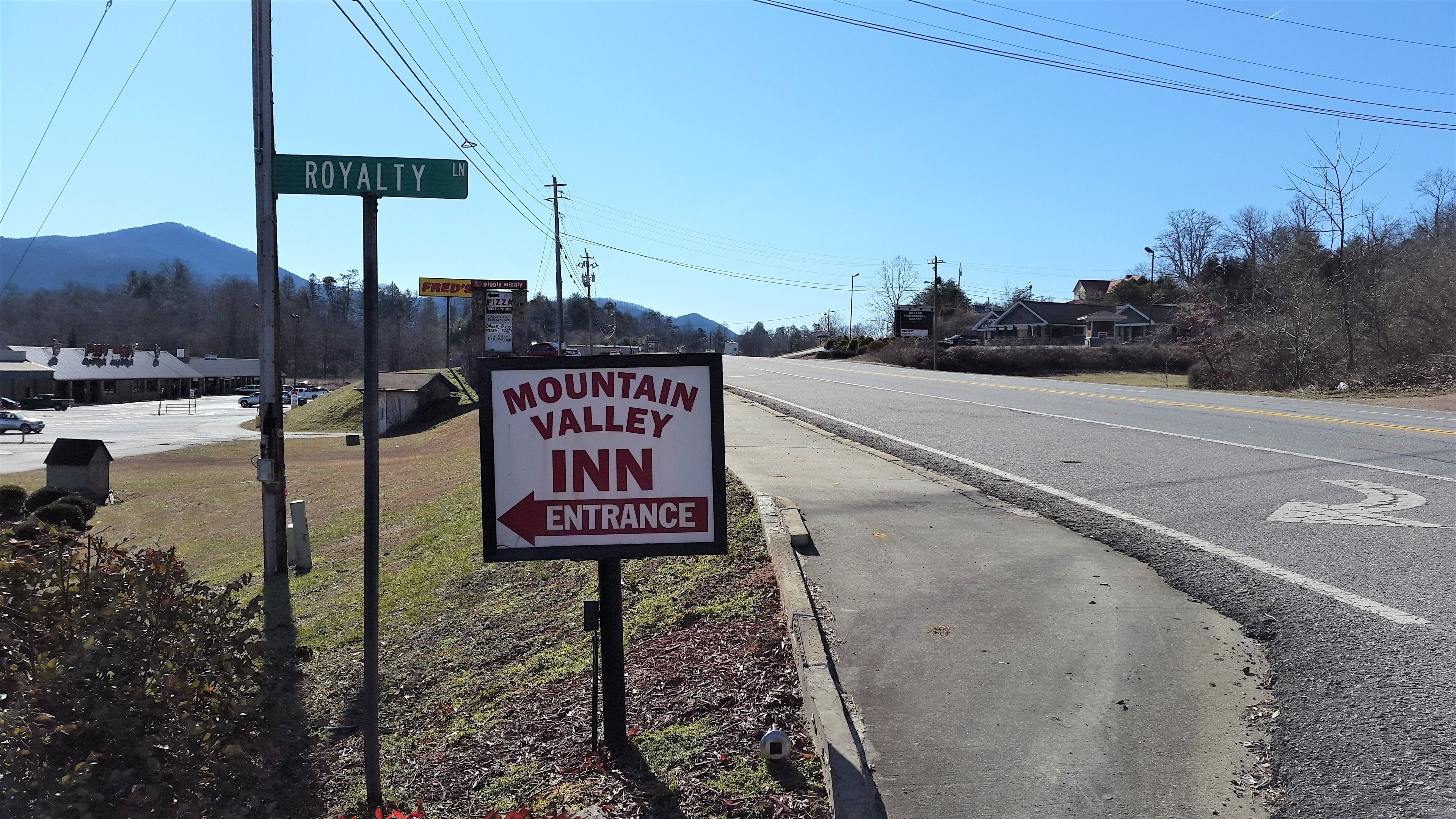 A road sign indicating the entrance to Mountain Valley Inn.