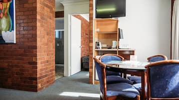 Familierom | Sengetøy av topp kvalitet, senger med overmadrass og skrivebord