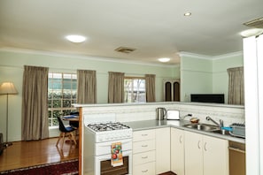 Maison mitoyenne Deluxe | Cuisine privée | Réfrigérateur, micro-ondes, cafetière/bouilloire, bouilloire électrique
