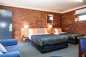 Zimmer (Twin Share) | Hochwertige Bettwaren, Pillowtop-Betten, Schreibtisch