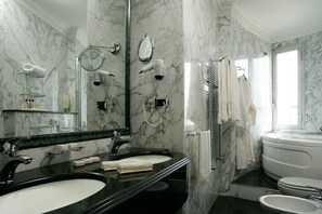 Free toiletries, hair dryer, bidet, towels - Hotel Capitol (Milan)
