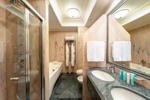 Set di cortesia gratuito, asciugacapelli, bidet, asciugamani