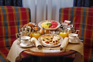 Colazione a buffet, servita tutte le mattine (15 EUR a persona) 