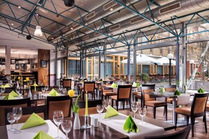 供应早餐和晚餐，德国菜