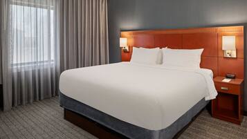 Kaliteli yatak takımı, masa, dizüstü bilgisayar çalışma alanı