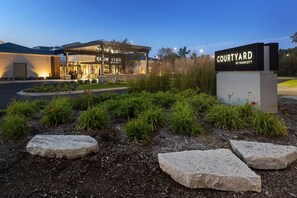 A Courtyard by Marriott hotel entrance with a landscaped garden and a sign. - Courtyard Chicago Waukegan Gurnee (Waukegan)
