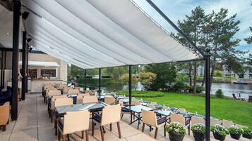 Petit déjeuner, déjeuner et dîner servis sur place, vue sur le jardin