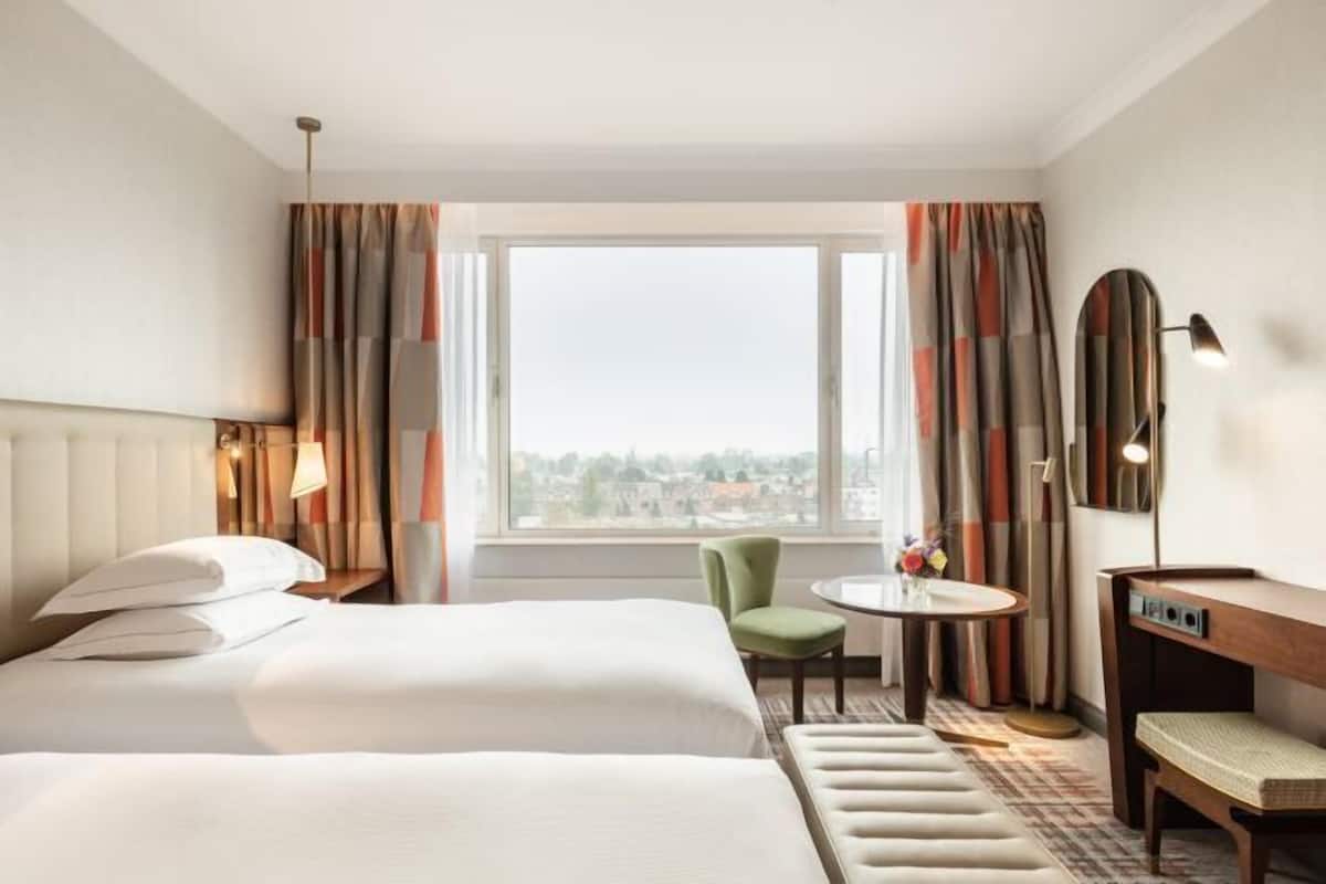 Premium bedding, minibar, in-room safe, laptop workspace