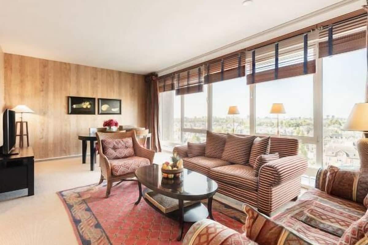 Living area | 49-inch flat-screen TV with cable channels, Smart TV
