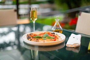 Phục vụ bữa sáng, bữa trưa, bữa tối, món Ý, nhìn ra vườn 