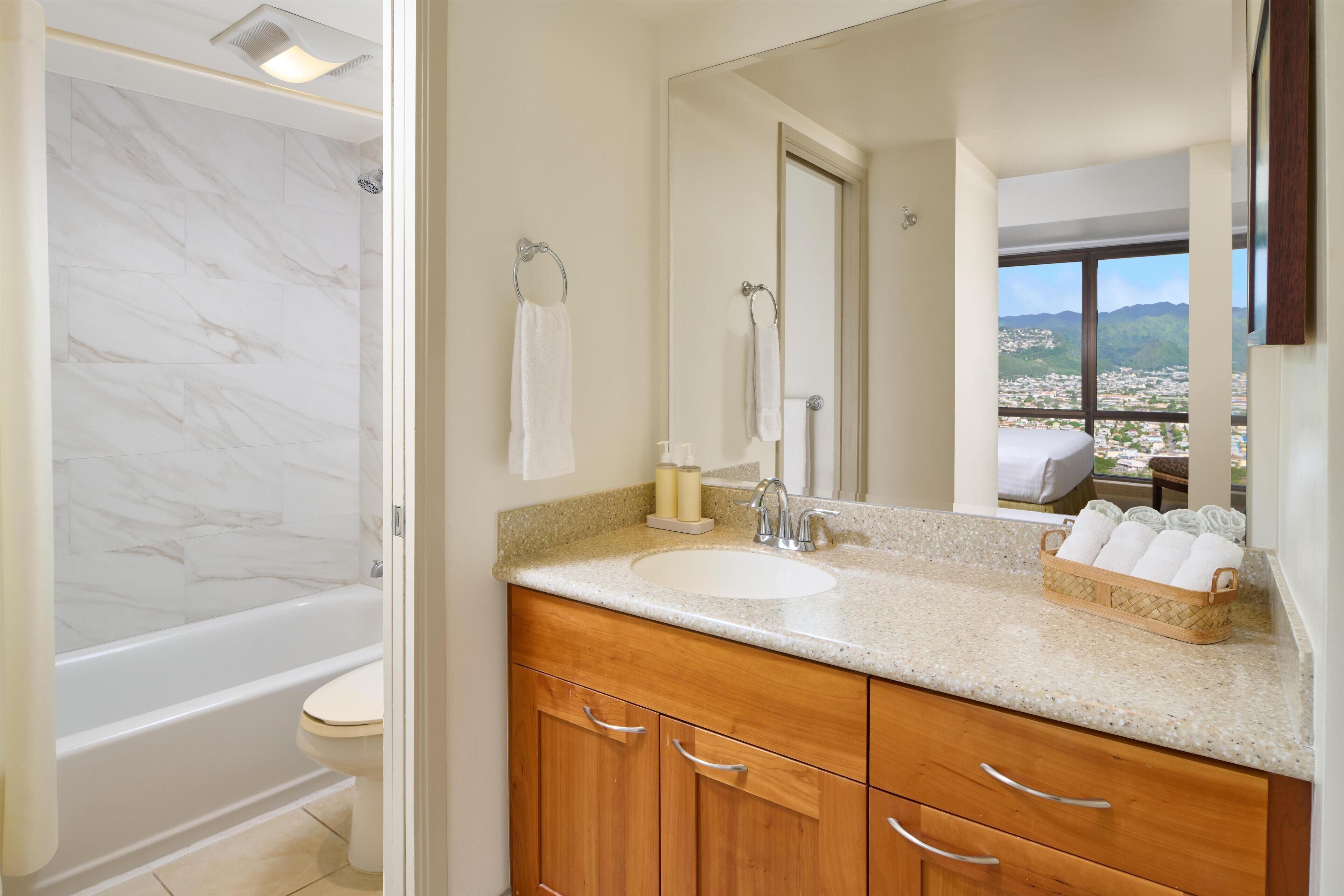 Duschwanne, kostenlose Toilettenartikel, Haartrockner, Handtücher