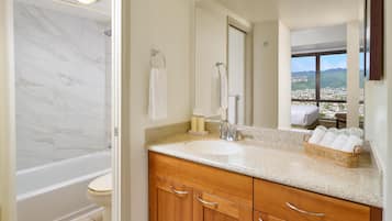 Duschwanne, kostenlose Toilettenartikel, Haartrockner, Handtücher