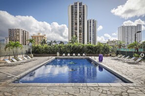 Outdoor pool, open 9:00 AM to 9:00 PM, sun loungers - Aston Waikiki Sunset (Honolulu)