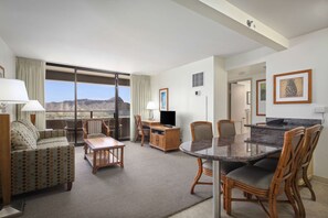 Suite, 2 dormitoris, vistes a l'oceà | Sala d'estar | Televisor LCD de 32 polzades amb canals per cable i televisor 