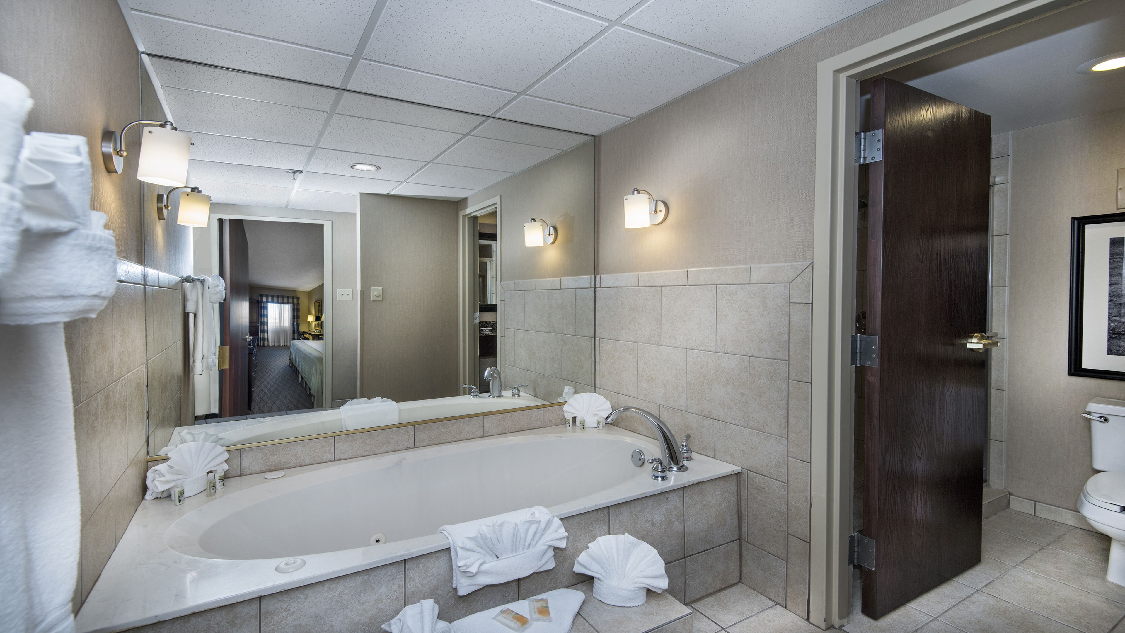 suite, 1 bedroom | bathroom | combined shower/bathtub, free toiletries, hair dryer, towels
