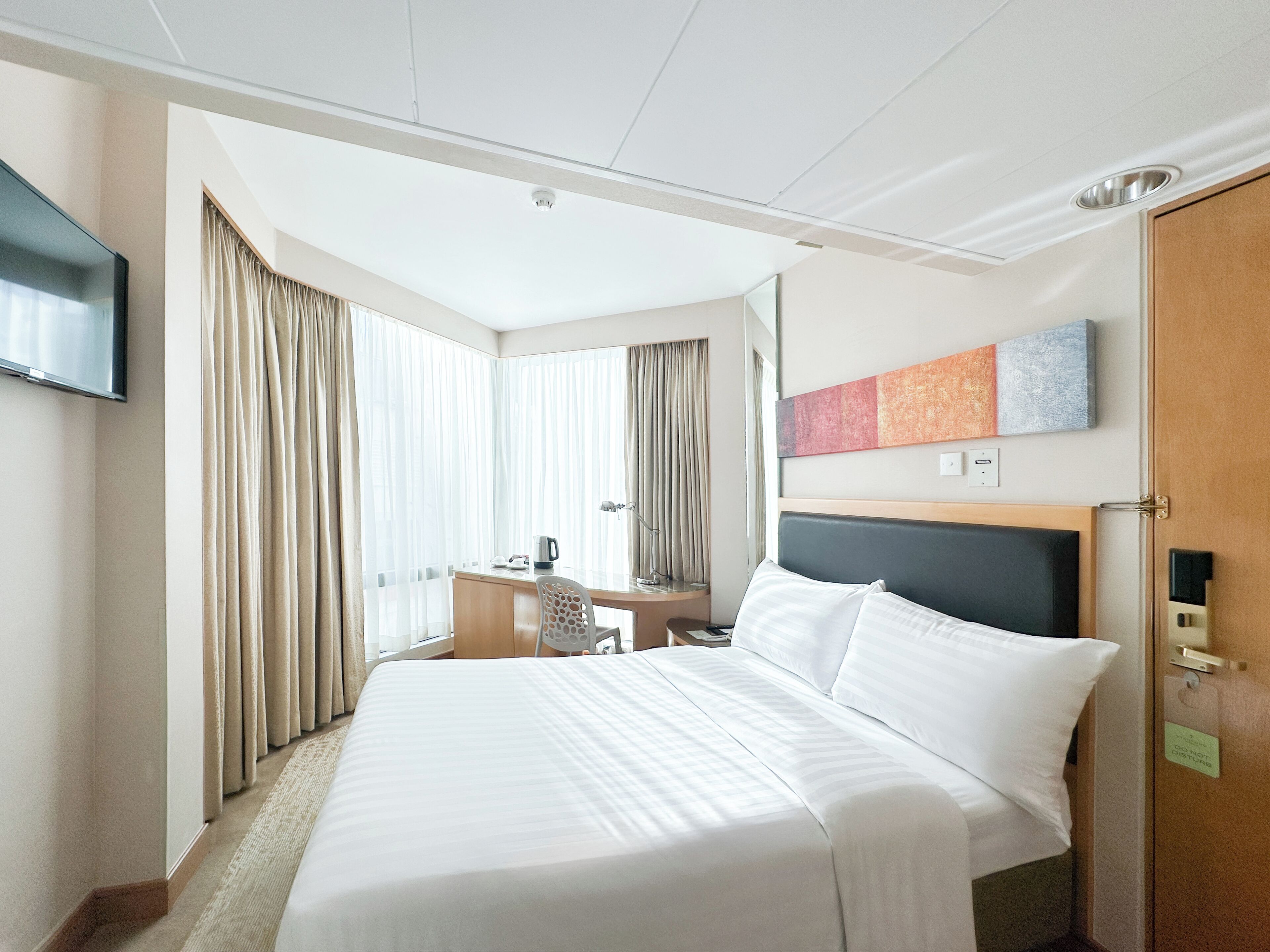 Caja fuerte, escritorio, cortinas opacas y sistema de insonorización