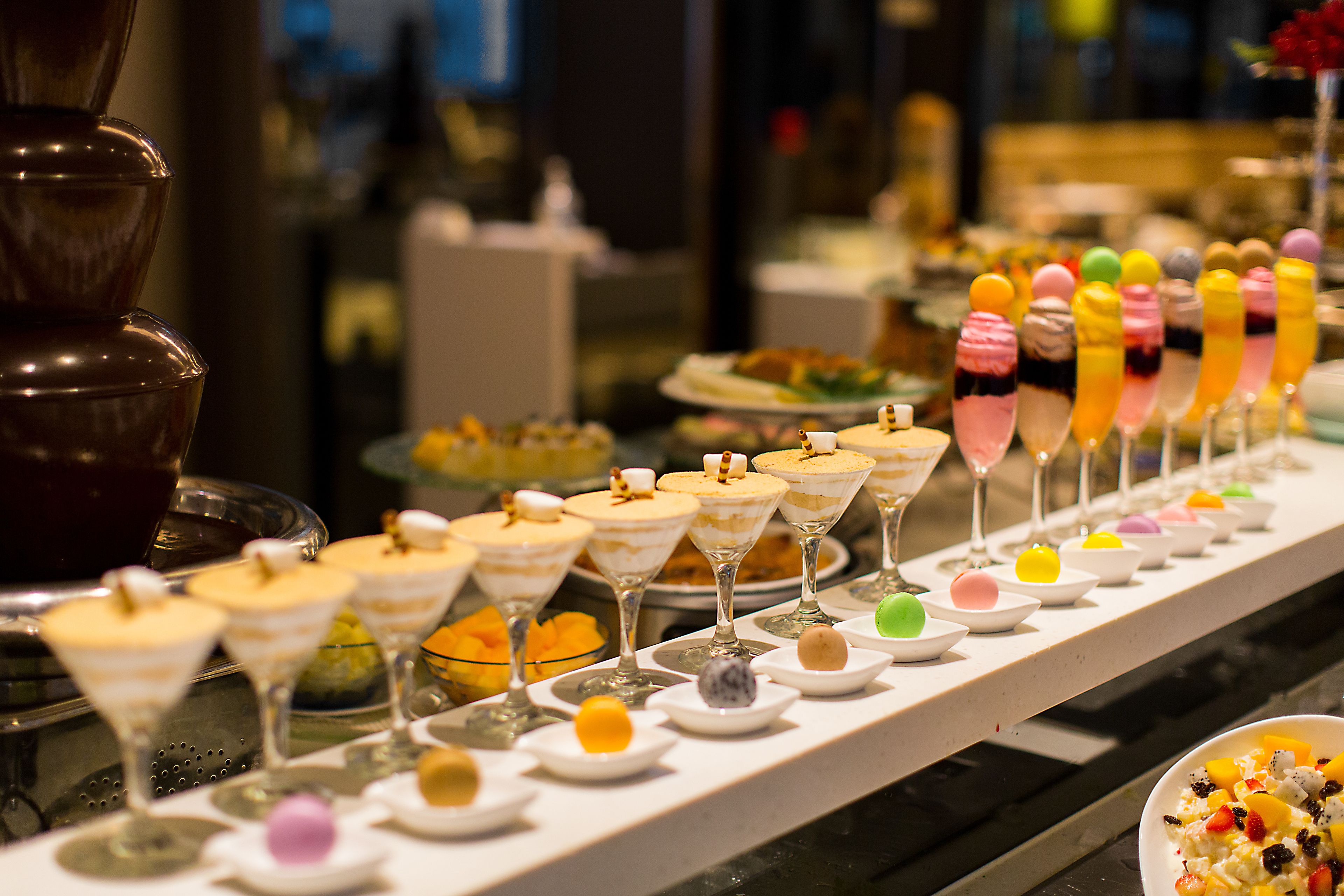 Buffet com diversos doces e bebidas.