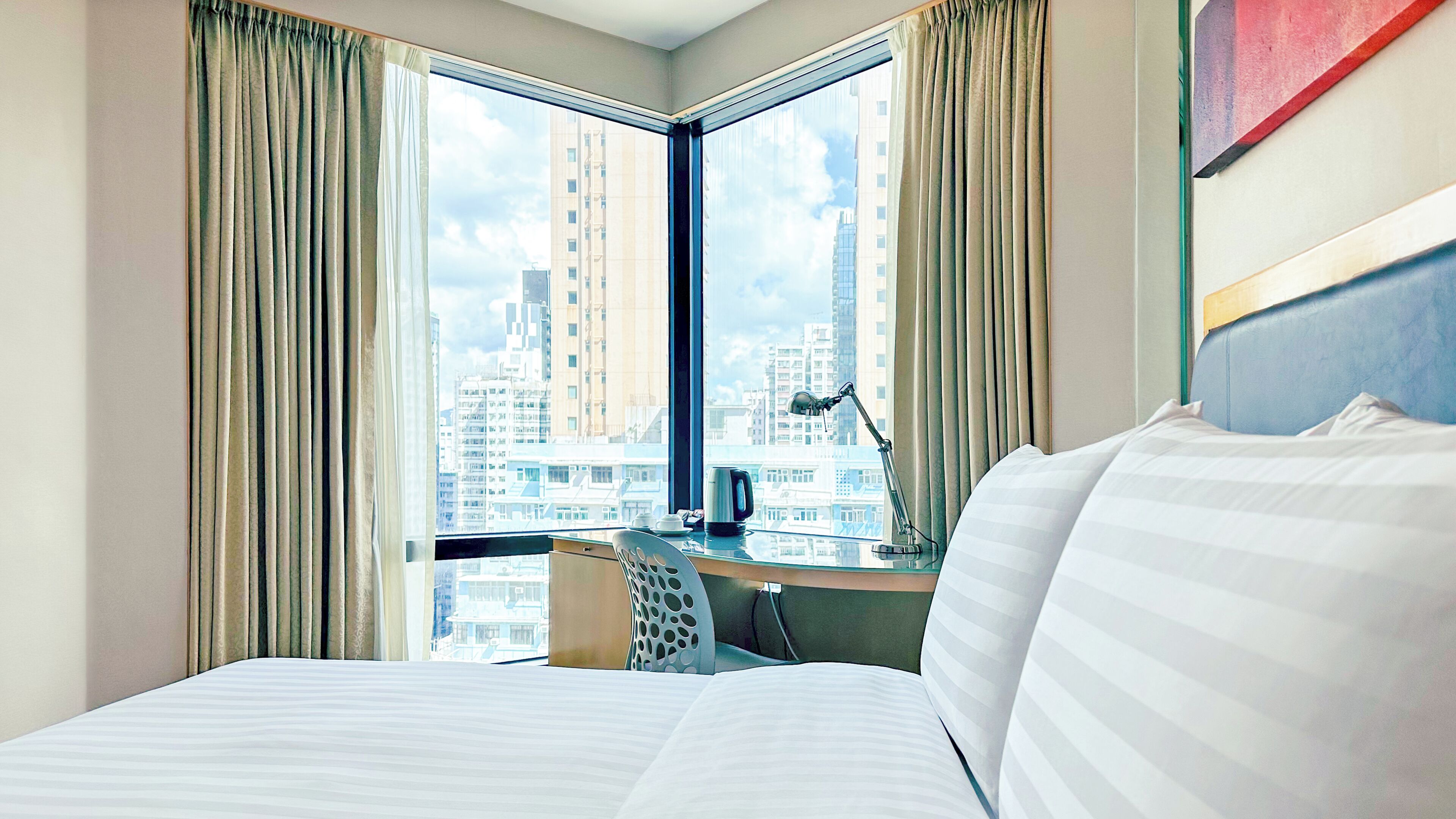 ห้องพัก | ตู้นิรภัยในห้องพัก, โต๊ะทำงาน, ผ้าม่านกันแสง, ห้องเก็บเสียง