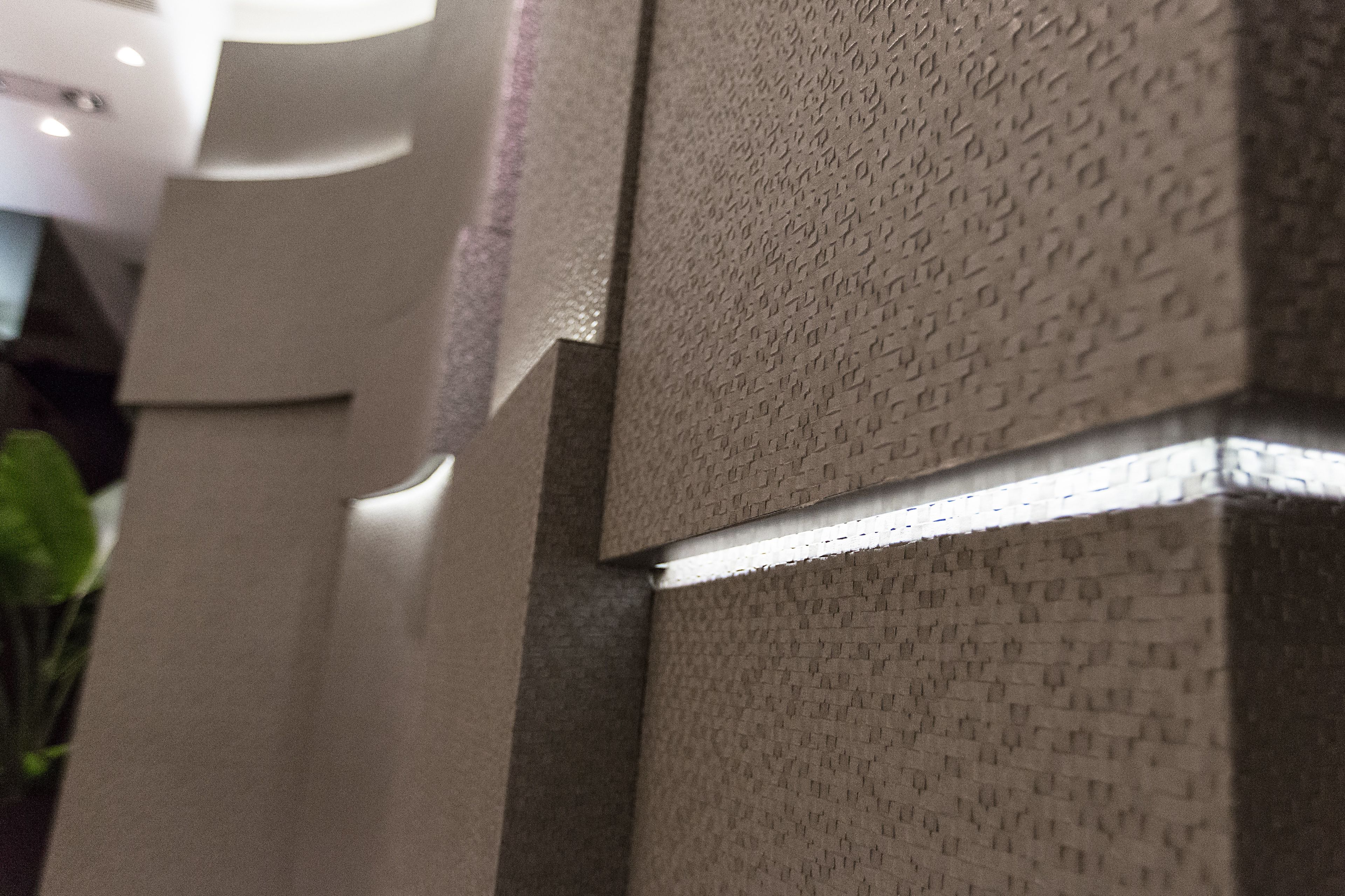 Eine Wand mit strukturierter Oberfläche und geometrischem Muster.