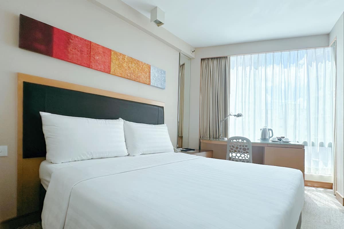 City | In-room safe, desk, blackout drapes, soundproofing