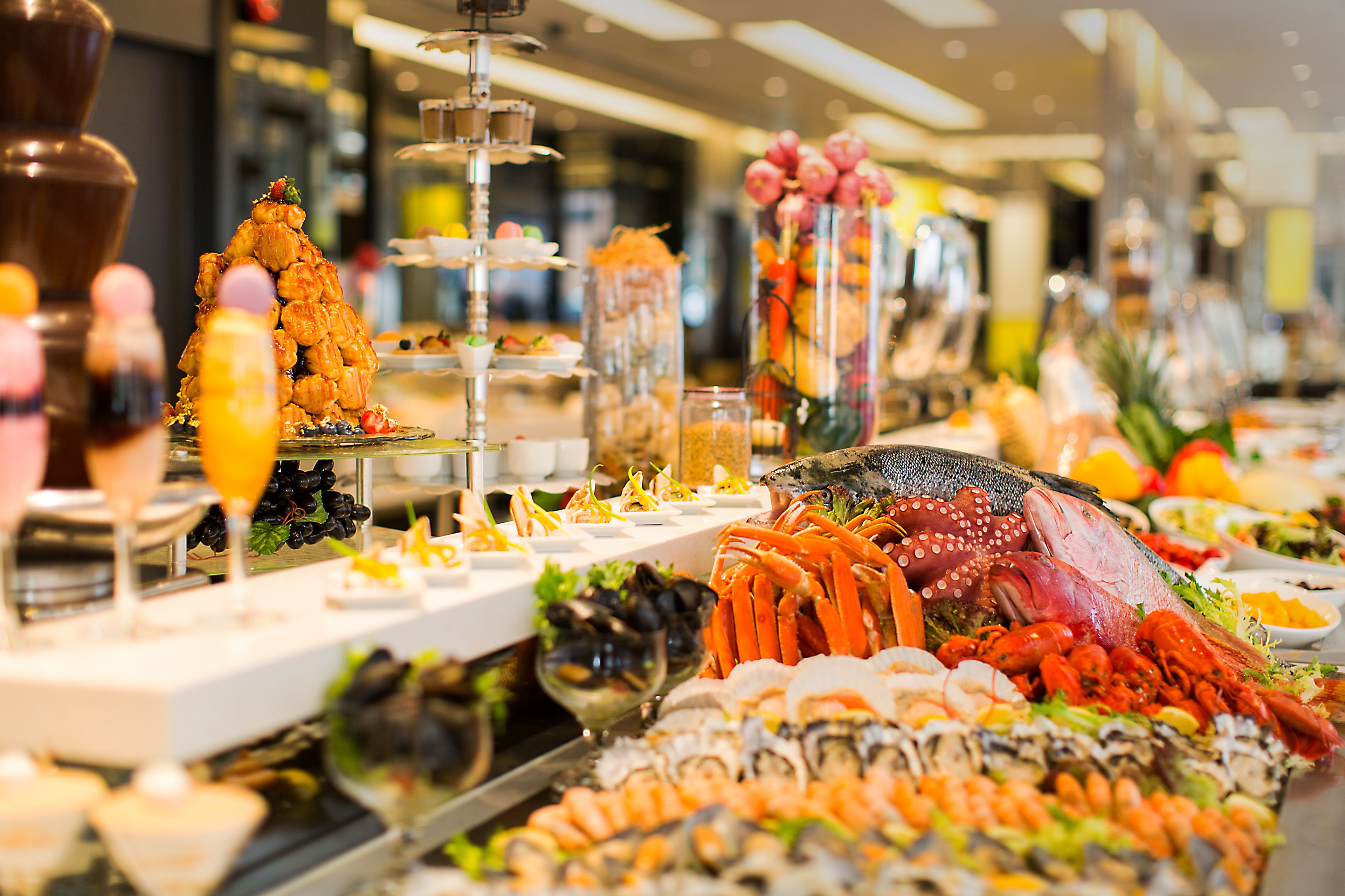 Ein reichhaltiges Buffet mit verschiedenen Meeresfrüchten, darunter Hummer, Garnelen und Austern.