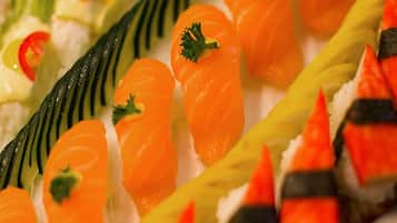 Una variedad de platos de sushi dispuestos en una bandeja.