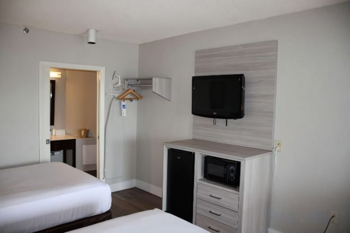 2 Double Beds, Non-Smoking, City View, Microwave and Refrigerator