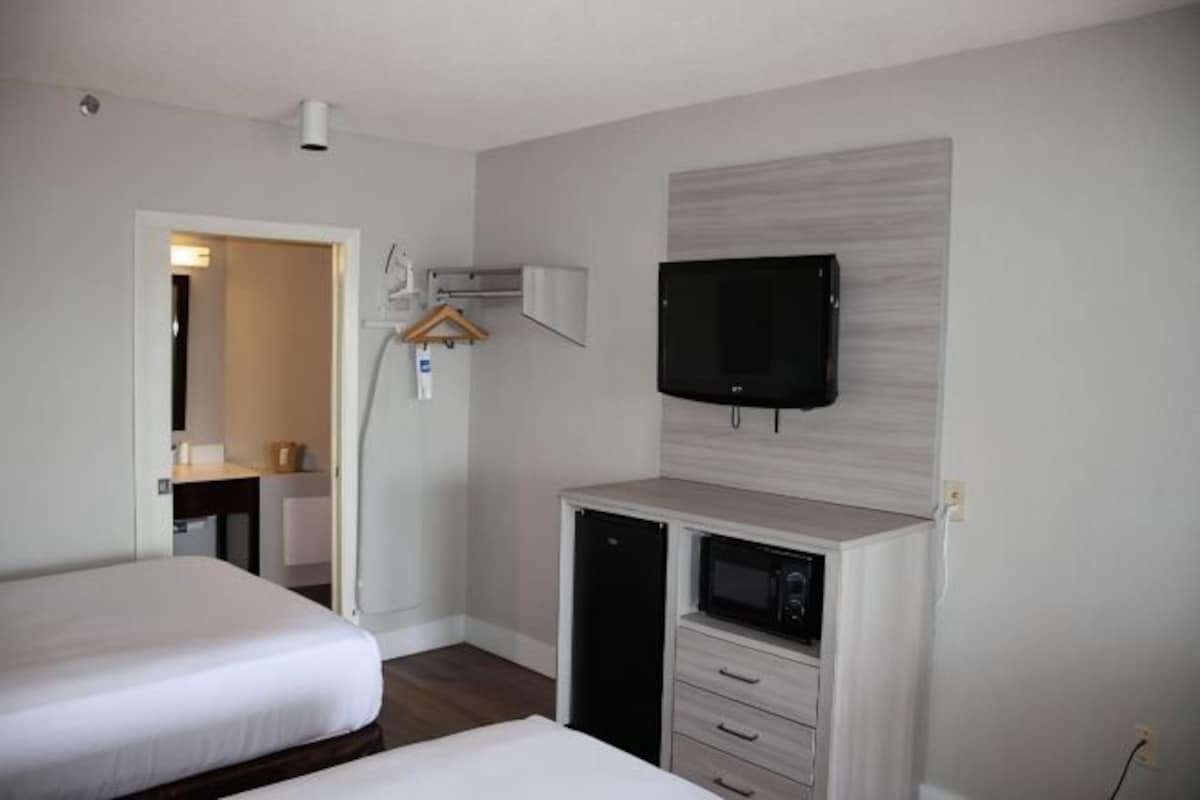 2 Double Beds, Non-Smoking, City View, Microwave and Refrigerator