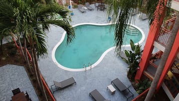 Utomhuspool, öppet 07.00 till 19.00, parasoller och solstolar