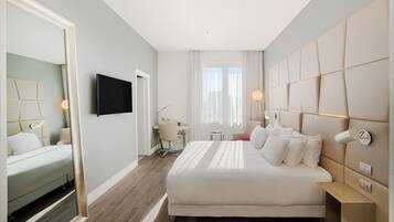 Minibar, coffres-forts dans les chambres, bureau