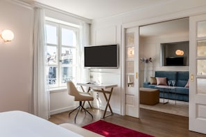 Minibar, in-room safe, desk, laptop workspace - NH Collection Brussels Grand Sablon (Brussels)