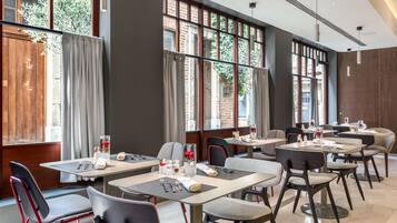 Petit déjeuner buffet servi tous les jours en supplément