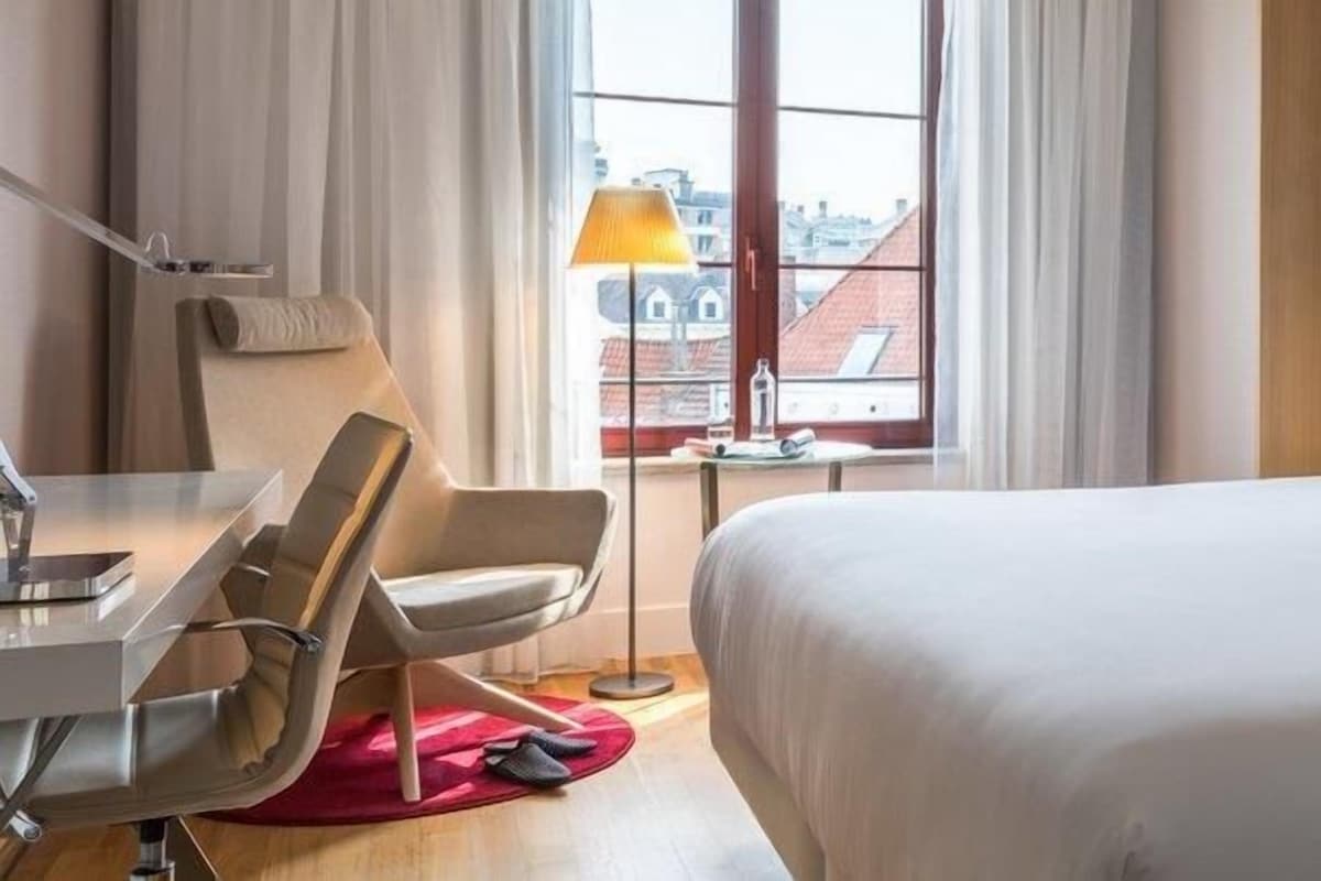 Premium-værelse | Minibar, pengeskab på værelset, skrivebord