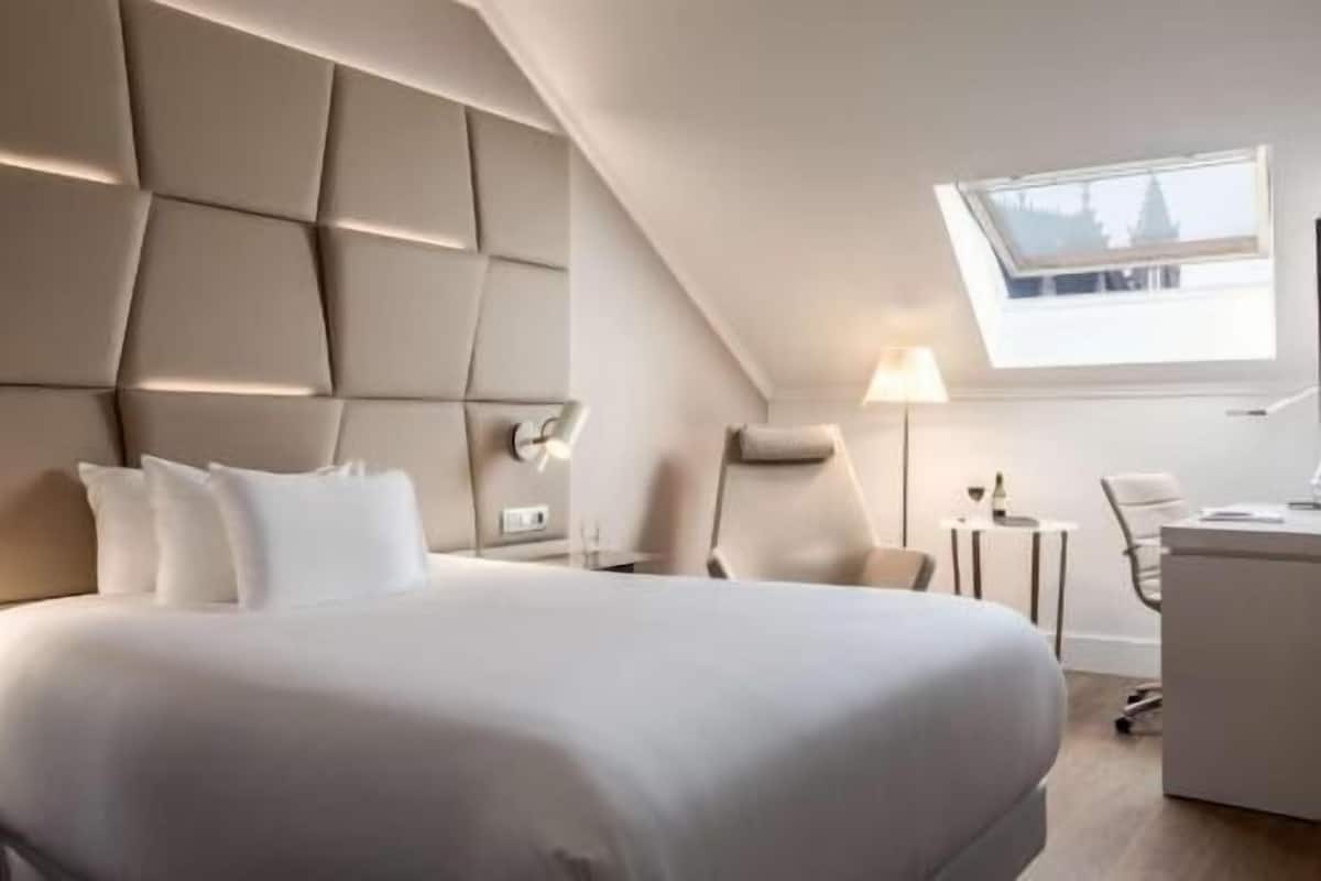 Minibar, coffres-forts dans les chambres, bureau