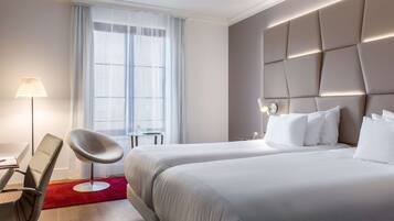 Habitación superior | Minibar, caja fuerte, escritorio y espacio para trabajar con un portátil