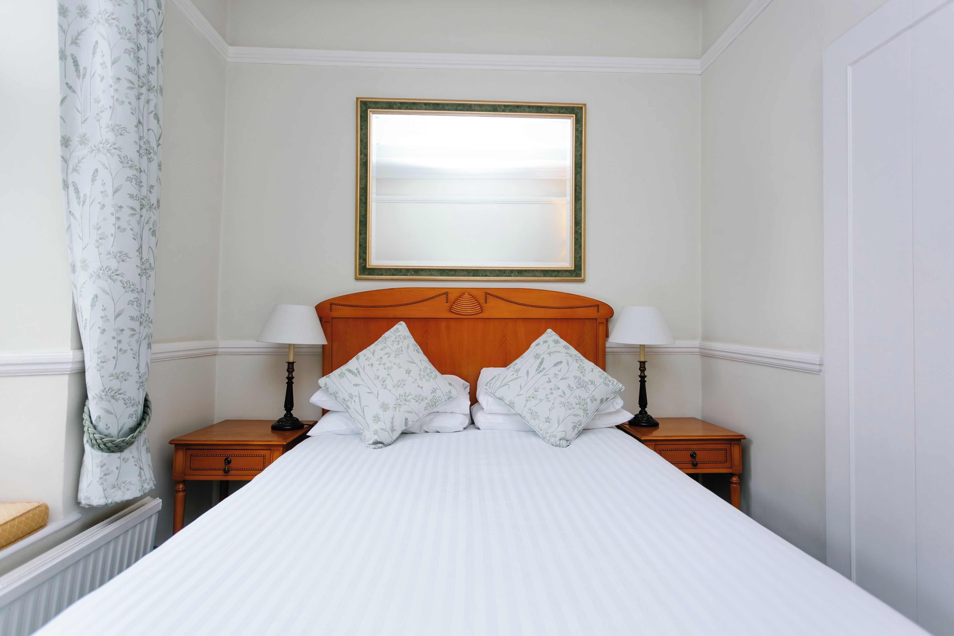 basic double room | desk, iron/ironing board, free wifi, bed sheets