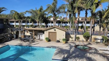 Alberca al aire libre y camastros