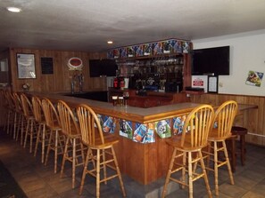 Phục vụ bữa tối và happy hour 