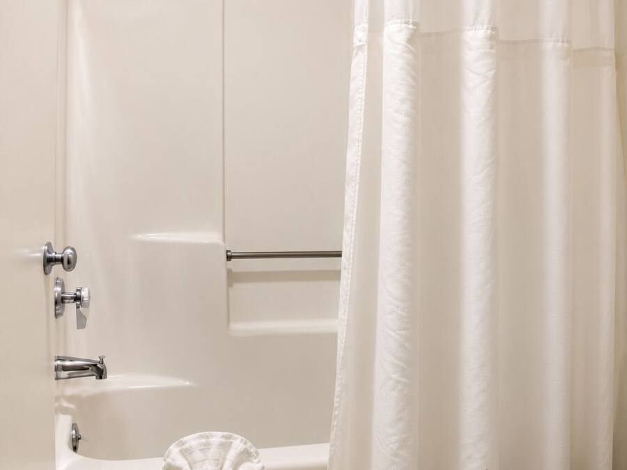 Un baño con bañera, ducha e inodoro.